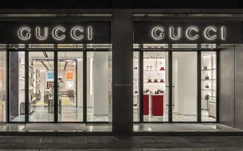 Gucci riapre la boutique di Milano 